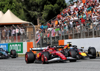 Charles Leclerc (MON) Ferrari SF-25 and Max Verstappen (NLD) Red Bull Racing RB21 battle for position. 01.06.2025. Formula 1 World Championship, Rd 9, Spanish Grand Prix, Barcelona, Spain, Race Day
