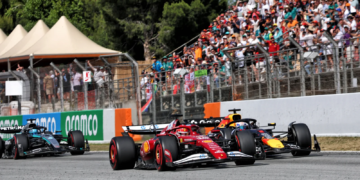 Charles Leclerc (MON) Ferrari SF-25 and Max Verstappen (NLD) Red Bull Racing RB21 battle for position. 01.06.2025. Formula 1 World Championship, Rd 9, Spanish Grand Prix, Barcelona, Spain, Race Day