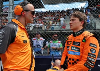 (L to R): Tom Stallard (GBR) McLaren Race Engineer with Oscar Piastri (AUS) McLaren on the grid. 29.06.2025. Formula 1 World Championship, Rd 11, Austrian Grand Prix, Spielberg, Austria, Race Day