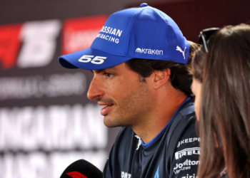 Carlos Sainz has provided a theory on why Ferrari has publicly backed Fred Vasseur