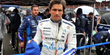 Carlos Sainz (ESP) Atlassian Williams Racing FW47 on the grid. 06.07.2025. Formula 1 World Championship, Rd 12, British Grand Prix, Silverstone, England, Race Day