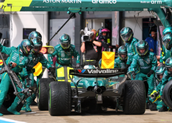 Fernando Alonso (ESP) Aston Martin F1 Team AMR25 makes a pit stop. 06.07.2025. Formula 1 World Championship, Rd 12, British Grand Prix, Silverstone, England, Race Day