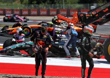 (L to R): Max Verstappen (NLD) Red Bull Racing and Andrea Kimi Antonelli (ITA) Mercedes AMG F1 retired from the race. 29.06.2025. Formula 1 World Championship, Rd 11, Austrian Grand Prix, Spielberg, Austria, Race Day
