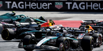 George Russell (GBR) Mercedes AMG F1 W16 at the start of the race as Andrea Kimi Antonelli (ITA) Mercedes AMG F1 W16 crashes into Max Verstappen (NLD) Red Bull Racing RB21. 29.06.2025. Formula 1 World Championship, Rd 11, Austrian Grand Prix, Spielberg, Austria, Race Day