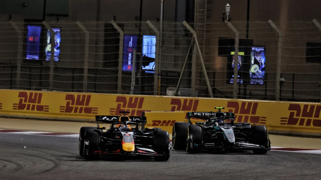 Max Verstappen (NLD) Red Bull Racing RB21 and Andrea Kimi Antonelli (ITA) Mercedes AMG F1 W16 battle for position. 13.04.2025. Formula 1 World Championship, Rd 4, Bahrain Grand Prix, Sakhir, Bahrain, Race Day