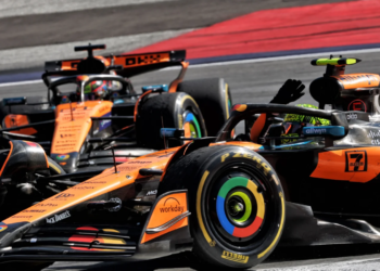 Race winner Lando Norris (GBR) McLaren MCL39 celebrates at the end of the race with Oscar Piastri (AUS) McLaren MCL39. 29.06.2025. Formula 1 World Championship, Rd 11, Austrian Grand Prix, Spielberg, Austria, Race Day