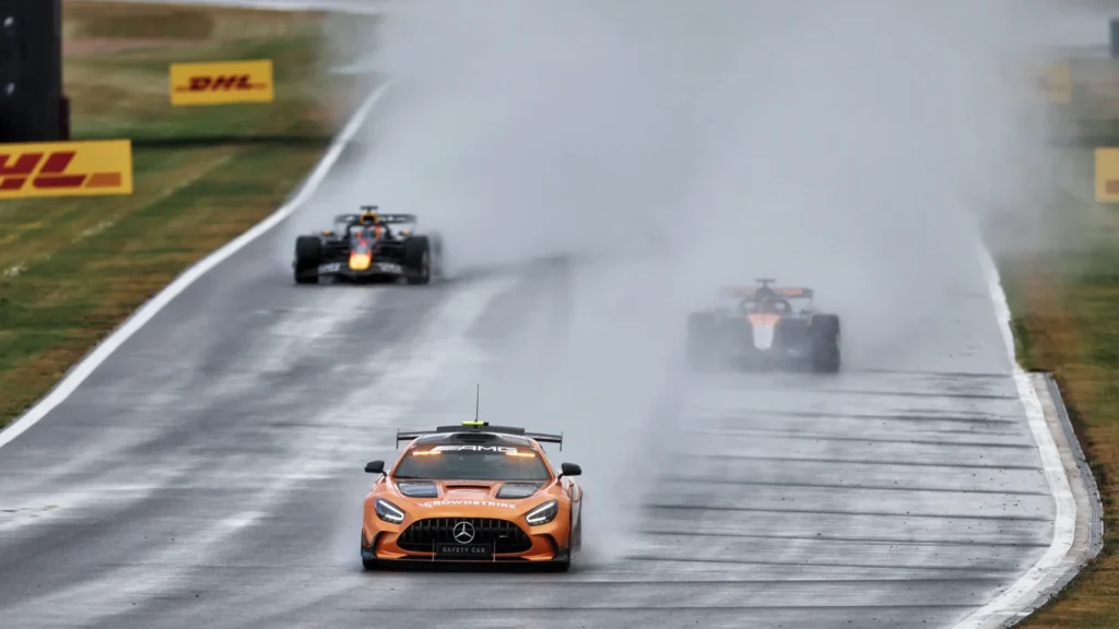 Oscar Piastri (AUS) McLaren MCL39 leads behind the Mercedes FIA Safety Car. 06.07.2025. Formula 1 World Championship, Rd 12, British Grand Prix, Silverstone, England, Race Day