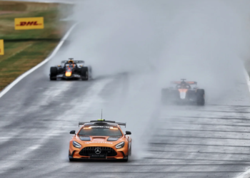 Oscar Piastri (AUS) McLaren MCL39 leads behind the Mercedes FIA Safety Car. 06.07.2025. Formula 1 World Championship, Rd 12, British Grand Prix, Silverstone, England, Race Day