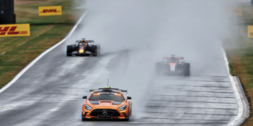 Oscar Piastri (AUS) McLaren MCL39 leads behind the Mercedes FIA Safety Car. 06.07.2025. Formula 1 World Championship, Rd 12, British Grand Prix, Silverstone, England, Race Day