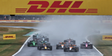 Oscar Piastri (AUS) McLaren MCL39 leads Max Verstappen (NLD) Red Bull Racing RB21 as the Mercedes FIA Safety Car heads to the pits. 06.07.2025. Formula 1 World Championship, Rd 12, British Grand Prix, Silverstone, England, Race Day