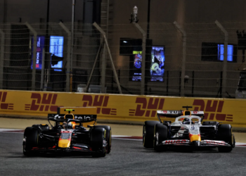 Yuki Tsunoda (JPN) Red Bull Racing RB21 and Isack Hadjar (FRA) Racing Bulls VCARB 02 battle for position. 13.04.2025. Formula 1 World Championship, Rd 4, Bahrain Grand Prix, Sakhir, Bahrain, Race Day