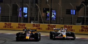 Yuki Tsunoda (JPN) Red Bull Racing RB21 and Isack Hadjar (FRA) Racing Bulls VCARB 02 battle for position. 13.04.2025. Formula 1 World Championship, Rd 4, Bahrain Grand Prix, Sakhir, Bahrain, Race Day