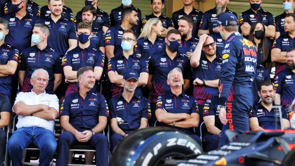 Max Verstappen (NLD) Red Bull Racing with Dr Helmut Marko (AUT) Red Bull Motorsport Consultant; Christian Horner (GBR) Red Bull Racing Team Principal; Adrian Newey (GBR) Red Bull Racing Chief Technical Officer; and Jonathan Wheatley (GBR) Red Bull Racing Team Manager, at a team photograph. 09.12.2021. Formula 1 World Championship, Rd 22, Abu Dhabi Grand Prix, Yas Marina Circuit, Abu Dhabi, Preparation Day