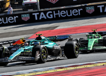 Fernando Alonso (ESP) Aston Martin F1 Team AMR25 leads Gabriel Bortoleto (BRA) Sauber C45. 29.06.2025. Formula 1 World Championship, Rd 11, Austrian Grand Prix, Spielberg, Austria, Race Day