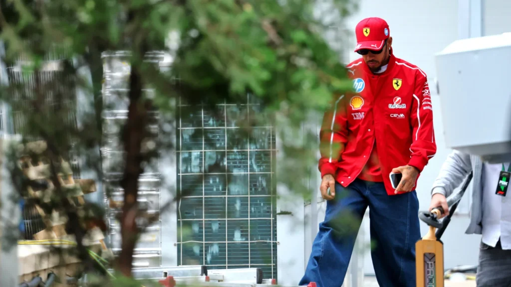 Lewis Hamilton has issued a worrying update on his pet dog Roscoe