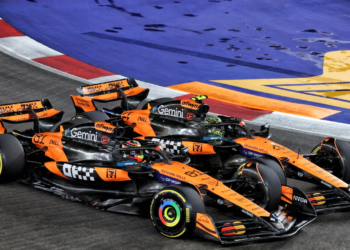 Lando Norris muscled past Oscar Piastri on Lap 1 in Singapore