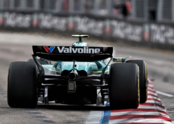 Fernando Alonso fastest in opening Singapore session