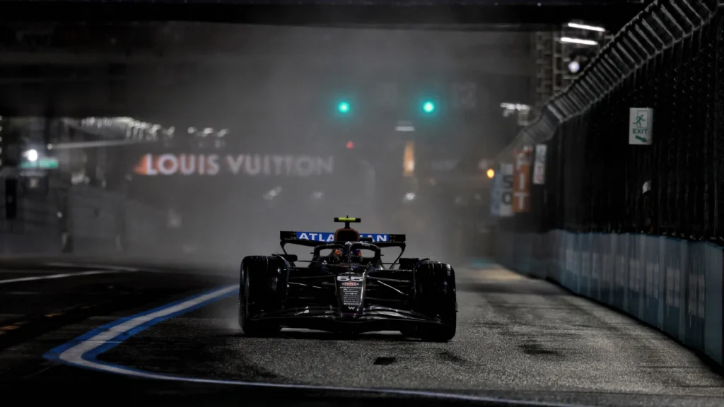 Carlos Sainz starred in the wet in Las Vegas to qualify in third place