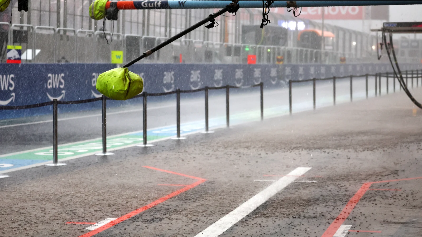 A storm threatens Saturday running at the F1 Brazil GP