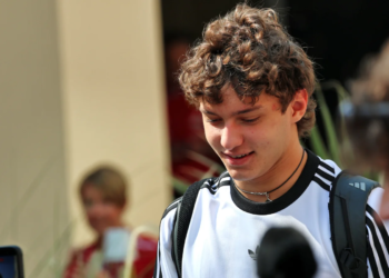 F1 drivers have rallied behind Kimi Antonelli after his abuse on social media.