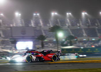 Foggy Daytona goes green after more than 6 hours under yellow