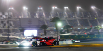 Foggy Daytona goes green after more than 6 hours under yellow