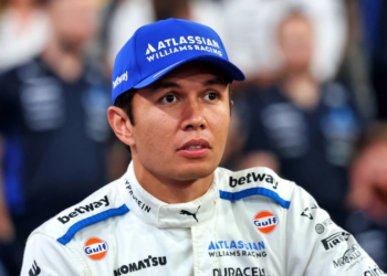 Alexander Albon (THA) Atlassian Williams Racing at a team photograph. 06.12.2025. Formula 1 World Championship, Rd 24, Abu Dhabi Grand Prix, Yas Marina Circuit, Abu Dhabi, Qualifying Day.