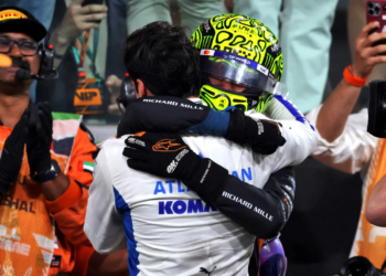 Carlos Sainz makes Lando Norris pledge if F1 title success ‘gets in his head’