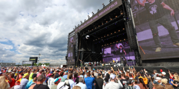 The concert stage draws lots of fans. Photo: IndyCar - Joe Skibinski
