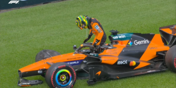 Oscar Piastri has crashed on his way to the grid