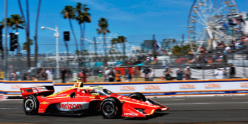 Drivers set fast laps around palm trees and city streets to set the grid. Photo: IndyCar - Paul Hurley
