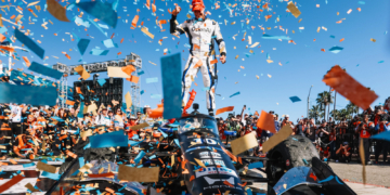 Palou's pit crew helped secure victory in Long Beach. Photo: IndyCar - Joe Skibinski