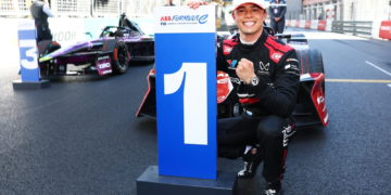 MONTE-CARLO, MONACO - MAY 16: Race winner Nyck de Vries of the Netherlands and Mahindra Racing celebrates in parc ferme during the Monaco E-Prix, Round 9 of the 2026 FIA Formula E World Championship at Circuit de Monaco on May 16, 2026 in Monte-Carlo, Monaco. (Photo by Simon Galloway/LAT