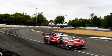 Buemi leads Le Mans for Toyota after an hour