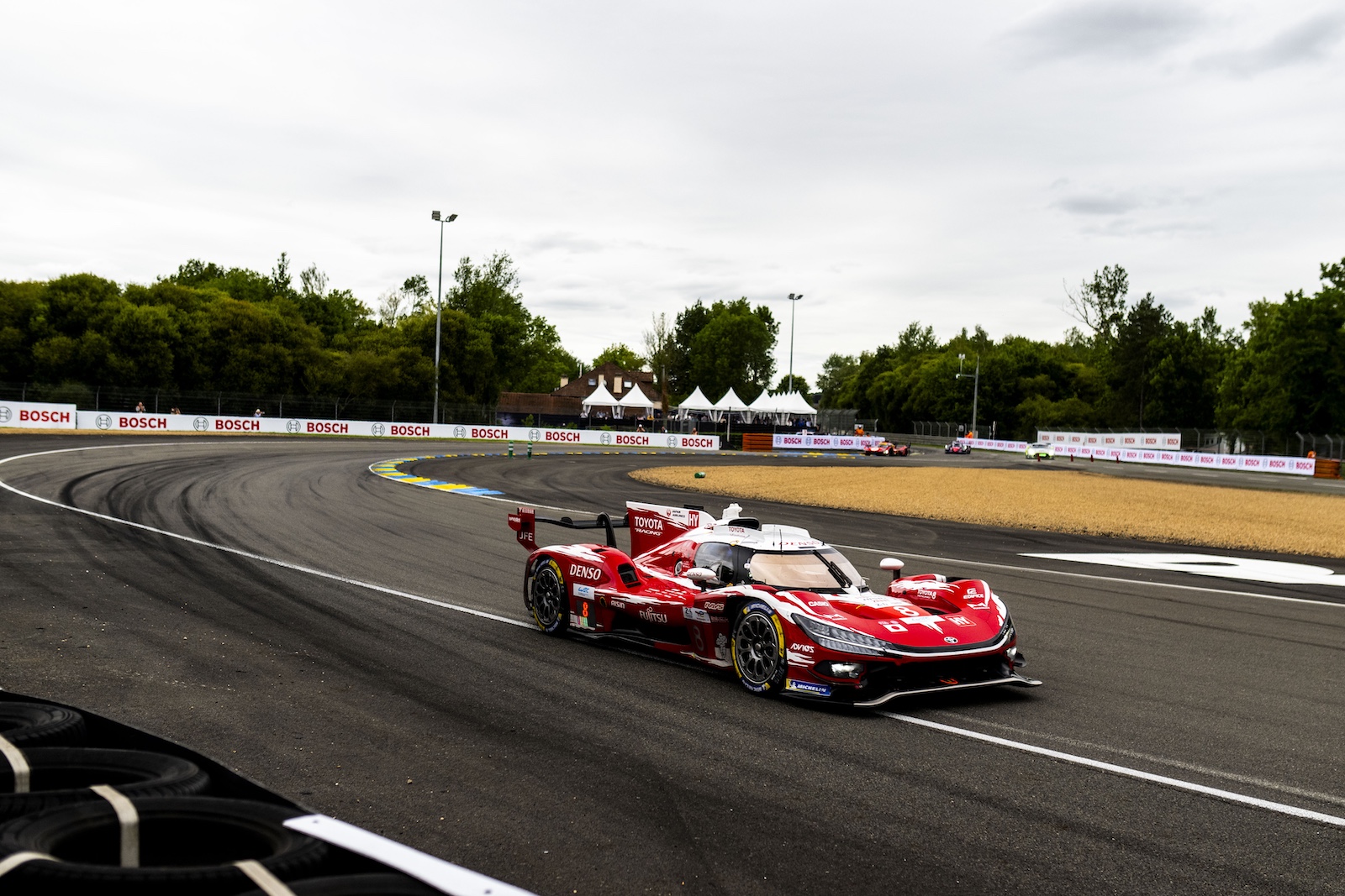 Buemi leads Le Mans for Toyota after an hour
