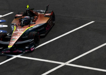 Dan Ticktum charged to the front at the Tokyo E-Prix Race 1