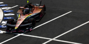 Dan Ticktum charged to the front at the Tokyo E-Prix Race 1
