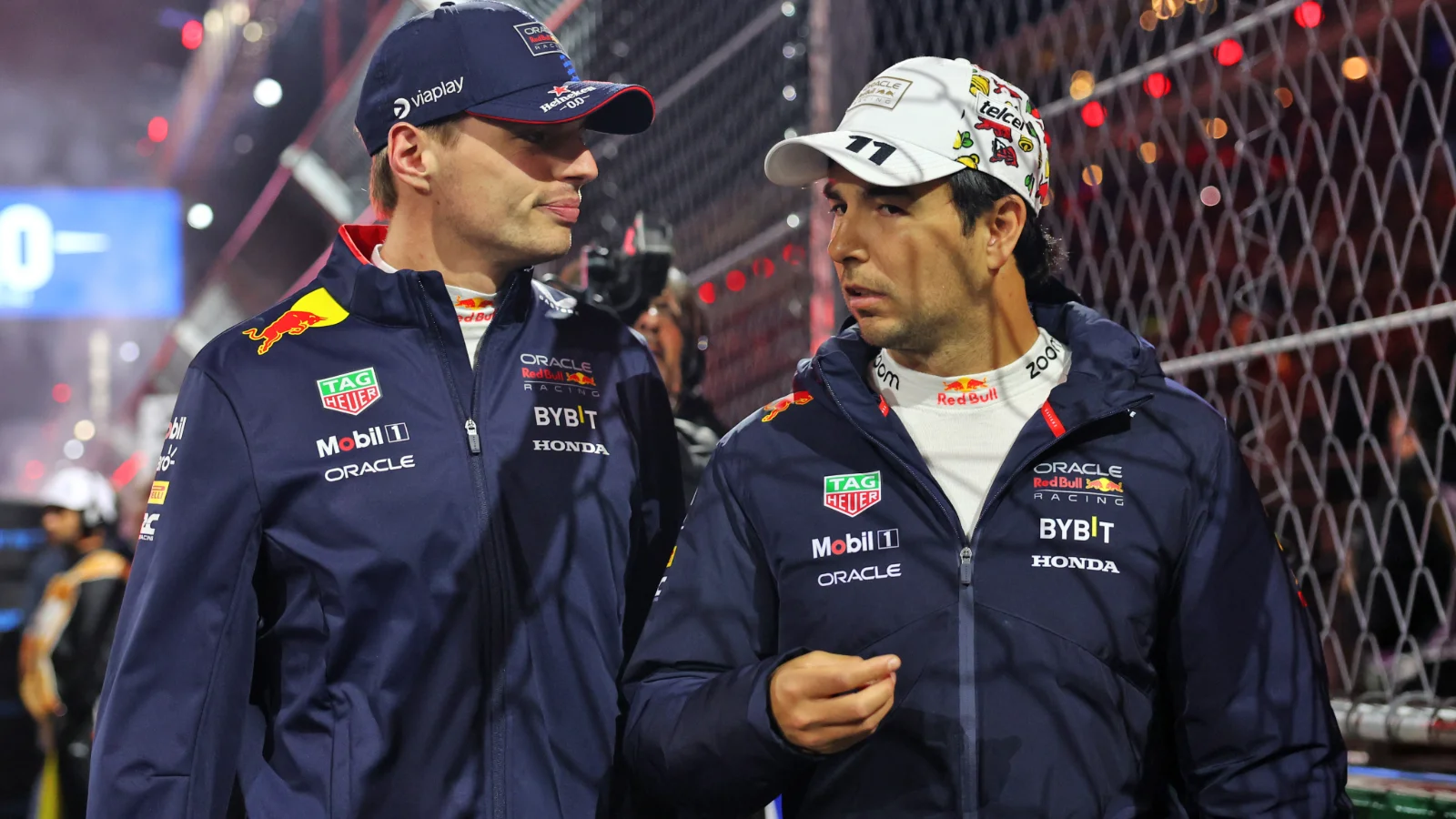 L to R): Max Verstappen (NLD) Red Bull Racing with team mate Sergio Perez (MEX) Red Bull Racing on the grid. 23.11.2024. Formula 1 World Championship, Rd 22, Las Vegas Grand Prix, Las Vegas, Nevada, USA, Race Day.