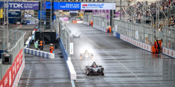 The second race at the Tokyo E-Prix started with wet conditions