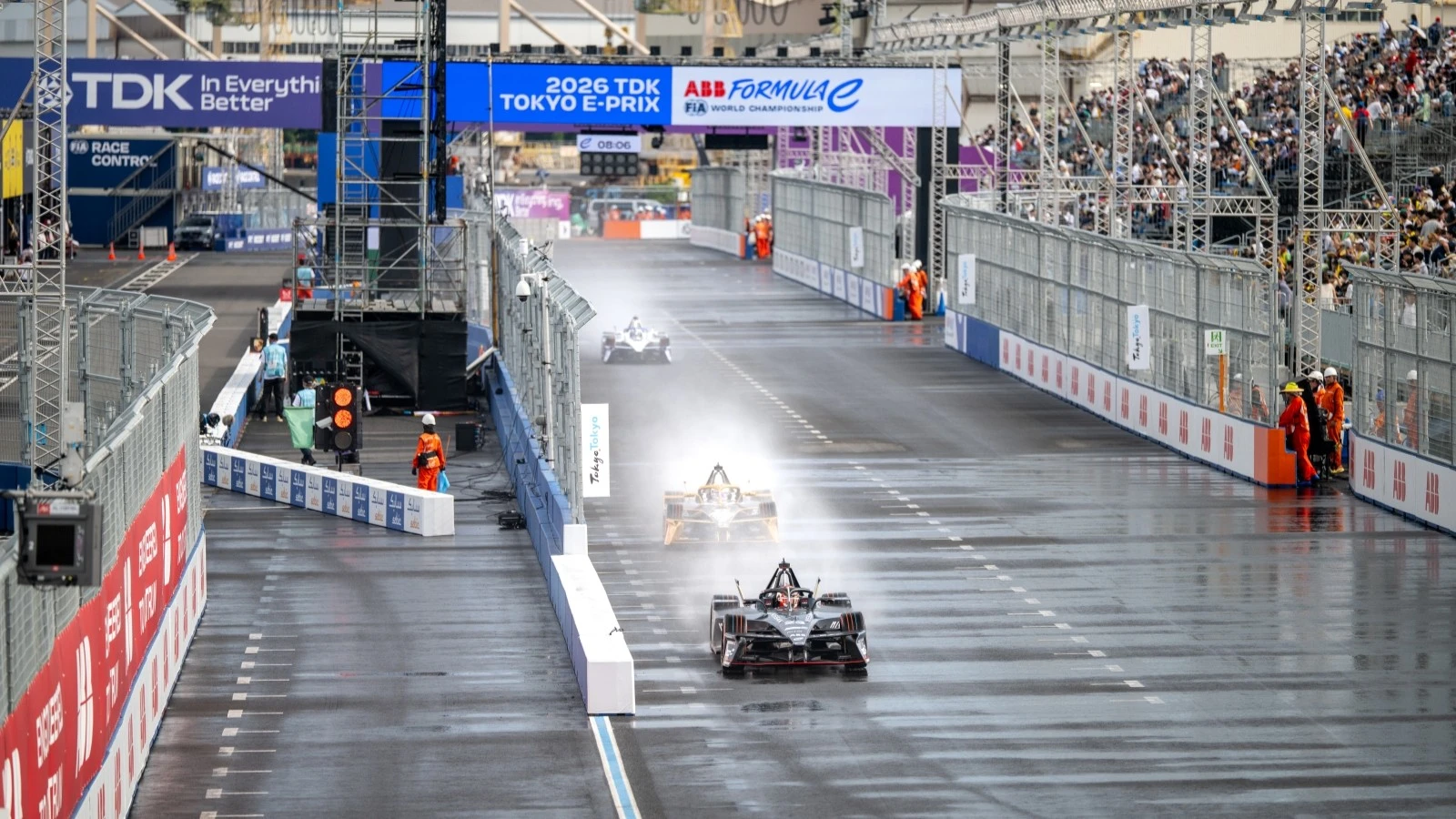 The second race at the Tokyo E-Prix started with wet conditions