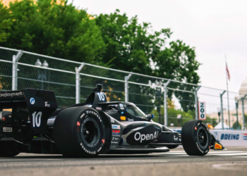 Palou speeds by with the Capitol in the distance. Photo: IndyCar - Joe Skibinski