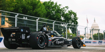 Palou speeds by with the Capitol in the distance. Photo: IndyCar - Joe Skibinski
