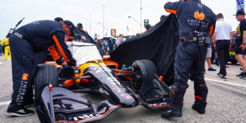 Andretti crew covers Will Power's car on the grid as rain moved in. Photo: Kevin Dejewski