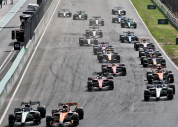 Lando Norris (GBR) McLaren F1 Team MCL40 and Andrea Kimi Antonelli (ITA) Mercedes AMG Formula One Team W17 battle for the lead at the start of the race. 23.08.2026. Formula 1 World Championship, Rd 12, Dutch Grand Prix, Zandvoort, Netherlands, Race Day.