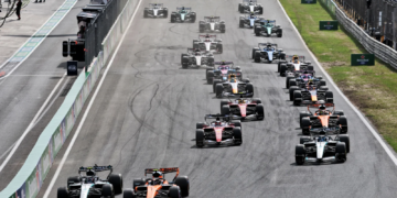 Lando Norris (GBR) McLaren F1 Team MCL40 and Andrea Kimi Antonelli (ITA) Mercedes AMG Formula One Team W17 battle for the lead at the start of the race. 23.08.2026. Formula 1 World Championship, Rd 12, Dutch Grand Prix, Zandvoort, Netherlands, Race Day.