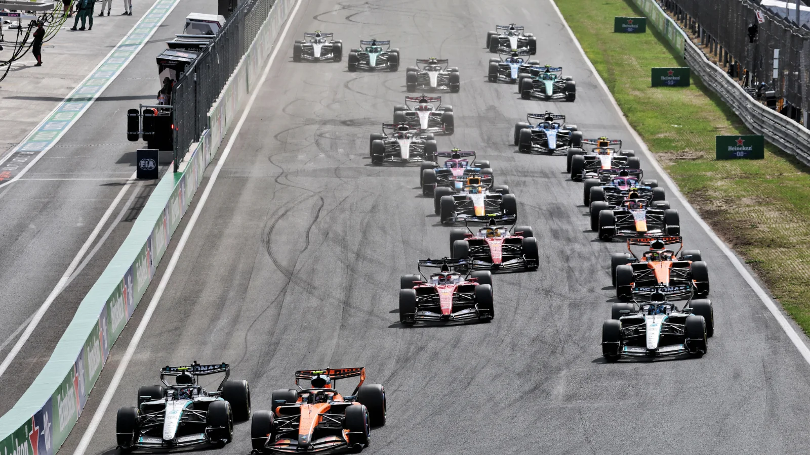 Lando Norris (GBR) McLaren F1 Team MCL40 and Andrea Kimi Antonelli (ITA) Mercedes AMG Formula One Team W17 battle for the lead at the start of the race. 23.08.2026. Formula 1 World Championship, Rd 12, Dutch Grand Prix, Zandvoort, Netherlands, Race Day.