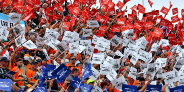 Circuit atmosphere - fans in the grandstand. 31.08.2025. Formula 1 World Championship, Rd 15, Dutch Grand Prix, Zandvoort, Netherlands, Race Day.