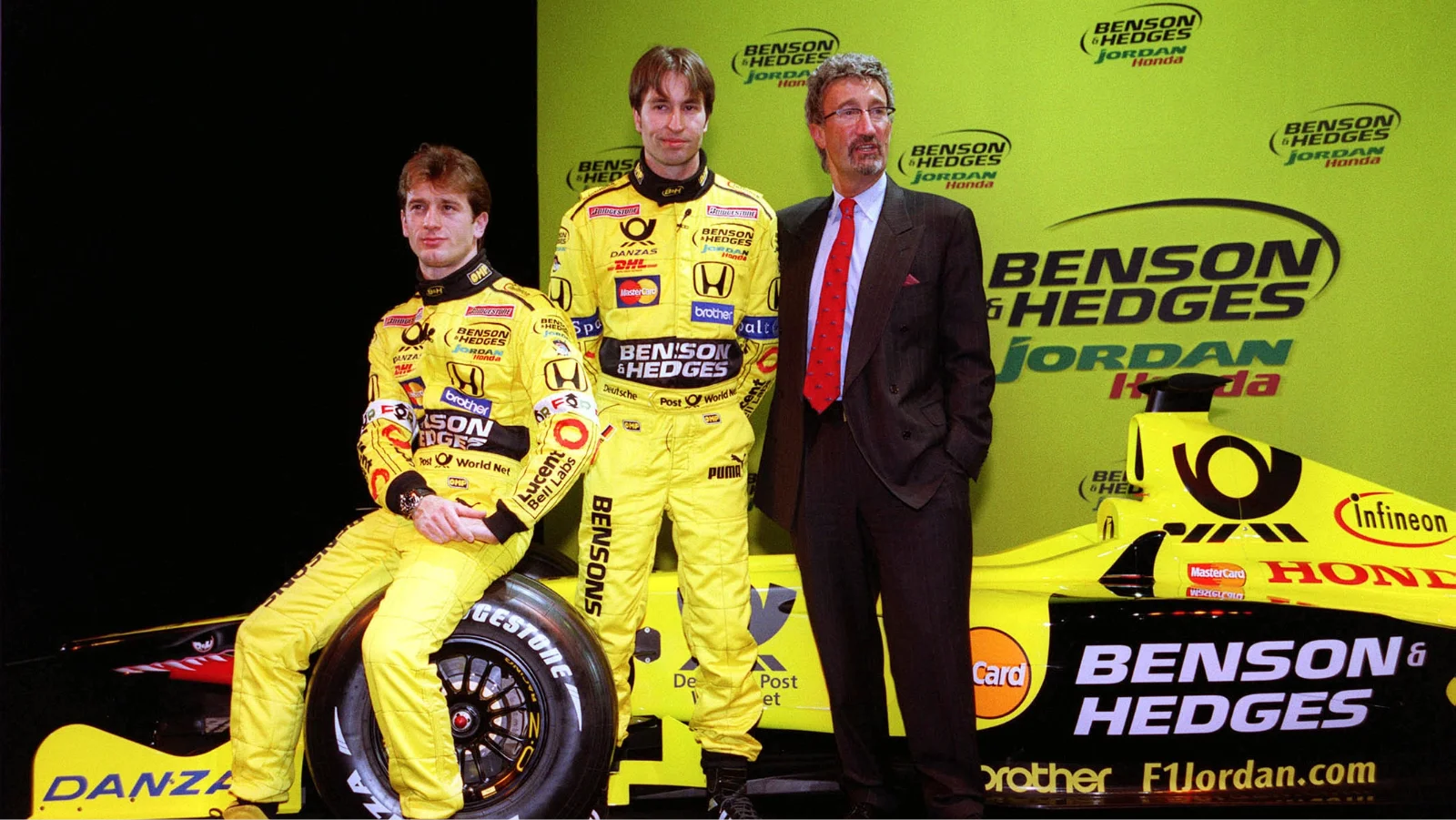 Eddie Jordan e Heinz Harald Frentzen in pista, con un'atmosfera di tensione e decisioni sportive