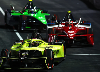 LONDON, ENGLAND - AUGUST 15: Jake Dennis of Great Britain driving the (27) Andretti Formula E Porsche 99X Electric leads Jean-Eric Vergne of France driving the (25) Citroen Racing e-CX during the London E-Prix, Round 16 of the 2026 FIA Formula E World Championship at ExCel London on August 15, 2026 in London, England.