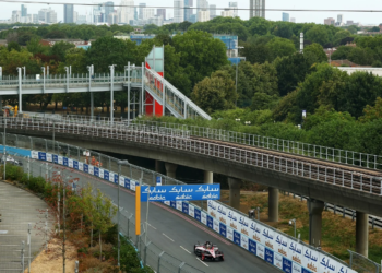 Edoardo Mortara of Switzerland driving the (48) Mahindra Racing Mahindra M12Electro on track during practice, ahead of the London E-Prix, Round 17 of the 2026 FIA Formula E World Championship at ExCel London on August 16, 2026 in London, England. (Photo by Simon Galloway/LAT Images)